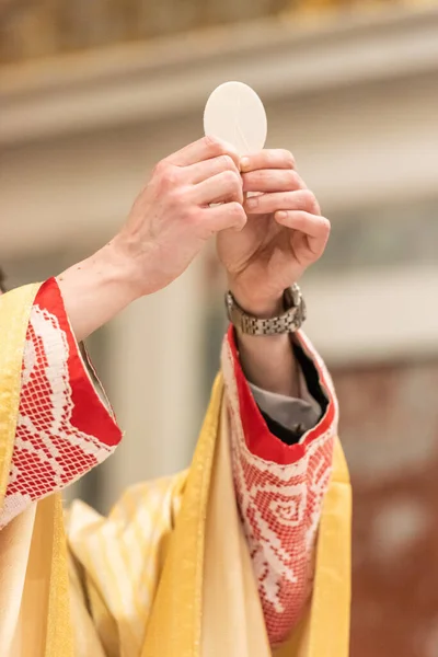 Verheffing Van Het Sacramentele Brood Tijdens Katholieke Liturgie — Stockfoto