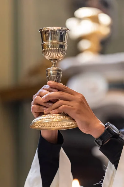 Zvýšení Poháru Svátostným Vínem Během Katolické Liturgie Eucharistie — Stock fotografie