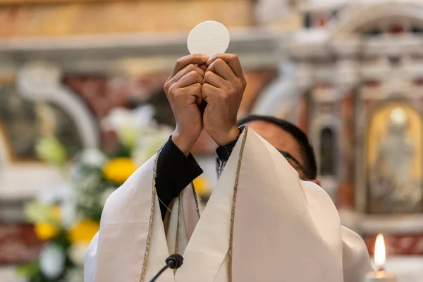 Elevazione Del Pane Sacramentale Durante Liturgia Cattolica — Foto Stock