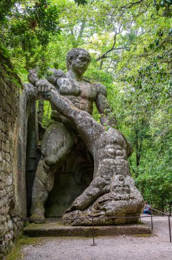 Bomarzo Canavarları Parkı 'ndaki heykel, aynı zamanda Kutsal Koru olarak da bilinir. Lazio, İtalya 'da manieristik bir bahçe