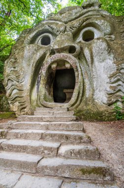 Bomarzo Canavarları Parkı 'ndaki heykel, aynı zamanda Kutsal Koru olarak da bilinir. Lazio, İtalya 'da manieristik bir bahçe