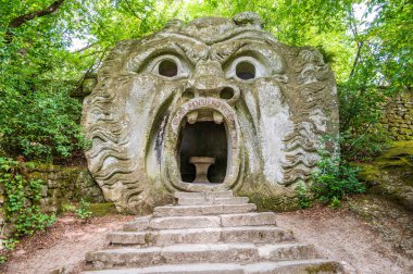 Bomarzo Canavarları Parkı 'ndaki heykel, aynı zamanda Kutsal Koru olarak da bilinir. Lazio, İtalya 'da manieristik bir bahçe