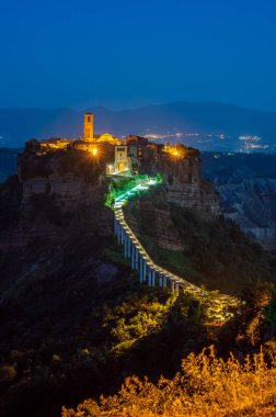 İtalya 'nın Tuscia bölgesinde, ölmekte olan şehir olarak da bilinen Civita di Bagnoregio antik köyü,
