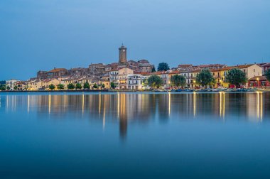 İtalya 'daki Bolsena Gölü kıyısındaki antik Marta köyünün manzarası.
