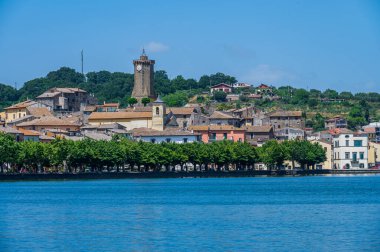 İtalya 'daki Bolsena Gölü kıyısındaki antik Marta köyünün manzarası.
