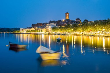 Lazio, İtalya 'daki Bolsena Gölü kıyısındaki antik Marta köyünün Nightview' i