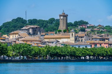 İtalya 'daki Bolsena Gölü kıyısındaki antik Marta köyünün manzarası.