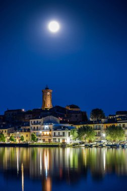 Lazio, İtalya 'daki Bolsena Gölü kıyısındaki antik Marta köyünün Nightview' i