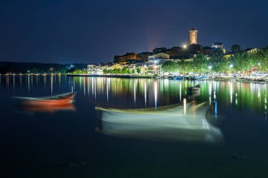 Lazio, İtalya 'daki Bolsena Gölü kıyısındaki antik Marta köyünün Nightview' i