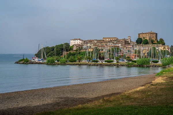 Paisaje Urbano Capodimonte Antiguo Pueblo Sobre Promontorio Lago Bolsena Lazio —  Fotos de Stock