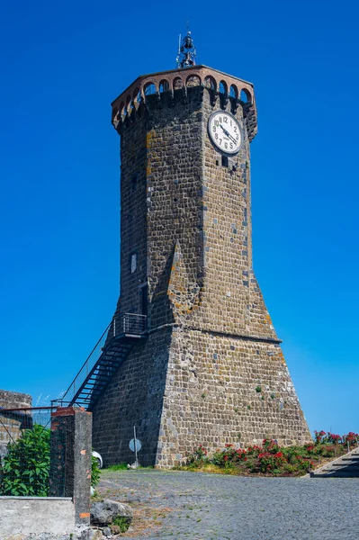 Starobylá Věž Hodinami Symbol Starobylé Vesnice Marta Břehu Jezera Bolsena — Stock fotografie