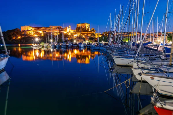 Paisaje Urbano Capodimonte Antiguo Pueblo Sobre Promontorio Lago Bolsena Lazio — Foto de Stock