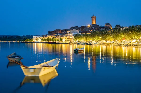Noční Pohled Starobylou Vesnici Marta Břehu Jezera Bolsena Lazio Itálie — Stock fotografie