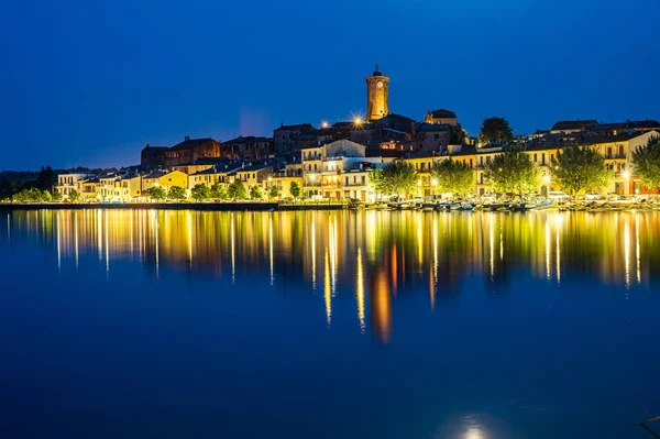 Vista Nocturna Del Antiguo Pueblo Marta Orillas Del Lago Bolsena —  Fotos de Stock