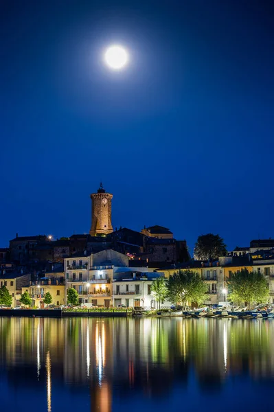 Lazio, İtalya 'daki Bolsena Gölü kıyısındaki antik Marta köyünün Nightview' i