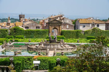 Jacopo Barozzi da Vignola 'ya atfedilen, İtalya' nın orta kesimindeki Bagnaia, Viterbo 'daki Mannerist sürpriz bahçesi.