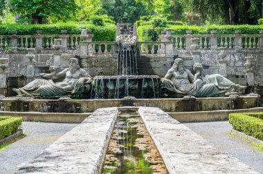 Jacopo Barozzi da Vignola 'ya atfedilen, İtalya' nın orta kesimindeki Bagnaia, Viterbo 'daki Mannerist sürpriz bahçesi.