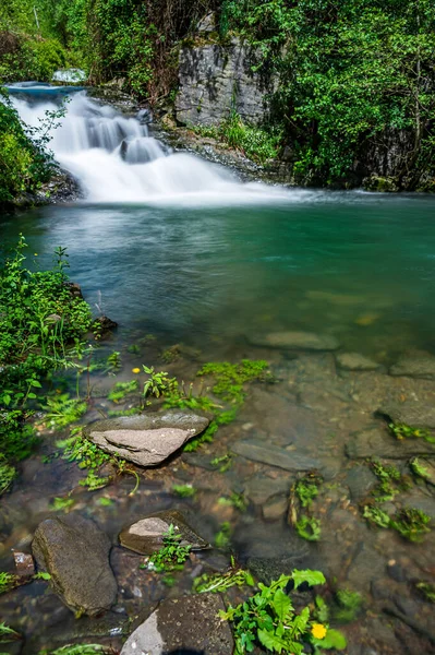 Wodospad Zielonym Stawie Głębi Lądu Liguryjskiego Niedaleko Calvari Włochy — Zdjęcie stockowe