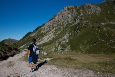 genç çocuk Hiking