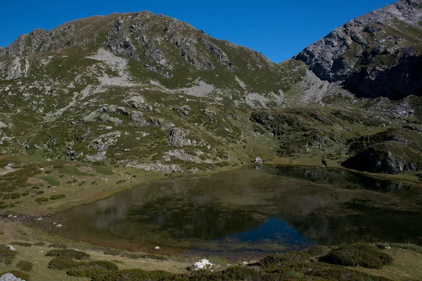 Brignola jezero poblíž prato nevoso — Stock fotografie