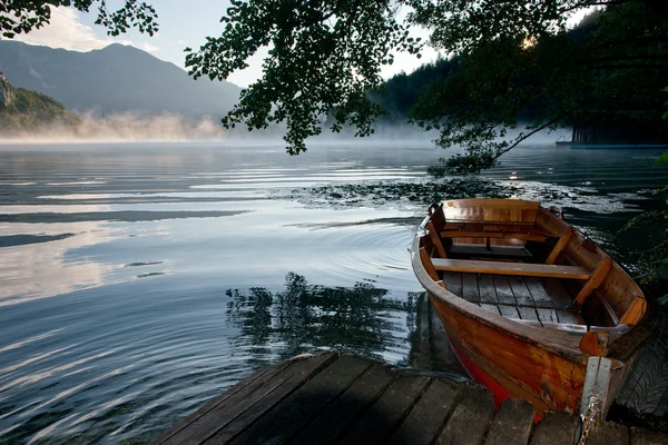 Roddbåt vid sjön Bled — Stockfoto