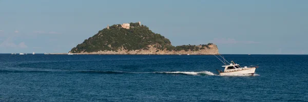 Barca e Isola Gallinara — Foto Stock