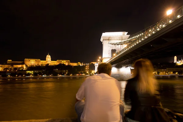 Couple by the Chain Bridge in Budapest — Stock Photo, Image