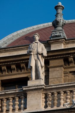 opera house budapest çatısında heykeli