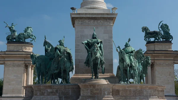 Rzeźby w Heroes' square — Zdjęcie stockowe