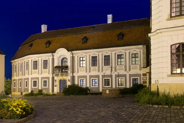 Nacht uitzicht op oude stad in Veszprem — Stockfoto