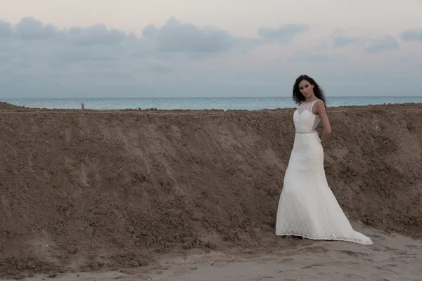 Bruid op het strand — Stockfoto