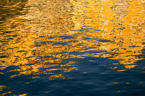 Réflexions de couleur sur la mer — Photo