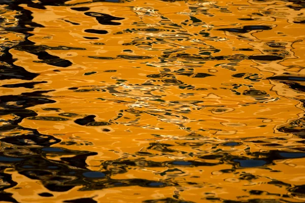 Kleur reflecties op de zee — Stockfoto