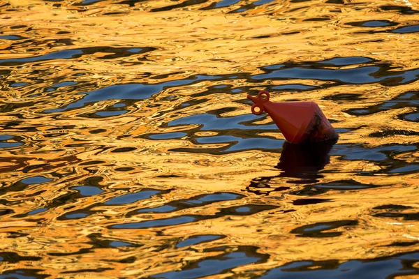 Reflexões de cor no mar — Fotografia de Stock