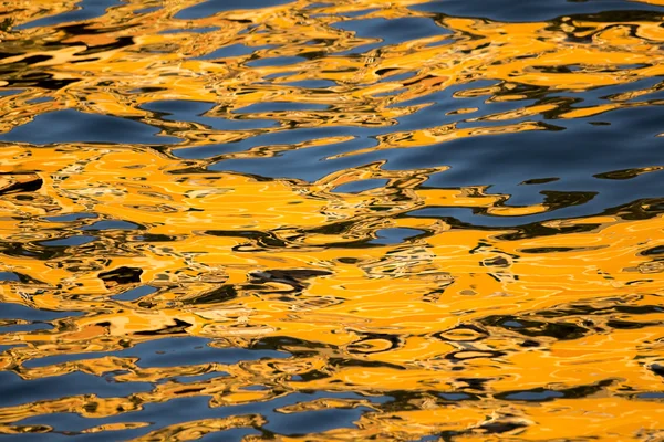 Farbreflexionen auf dem Meer — Stockfoto