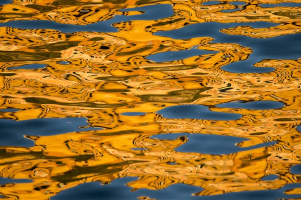 Kleur reflecties op de zee — Stockfoto