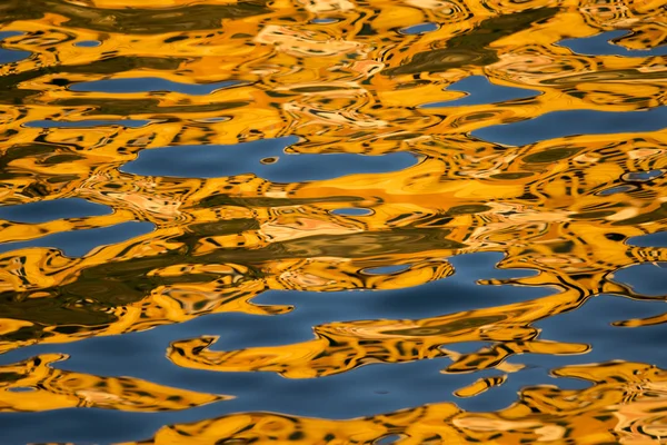 Kleur reflecties op de zee — Stockfoto