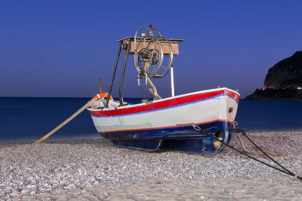 Barco en la playa de Noli — Foto de Stock