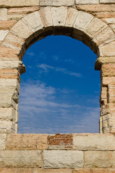 Finestra in pietra e cielo blu — Foto Stock