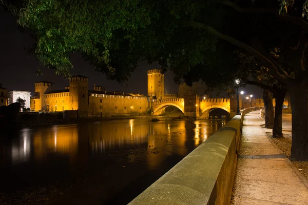 Nachtansicht von castelvecchio von verona — Stockfoto