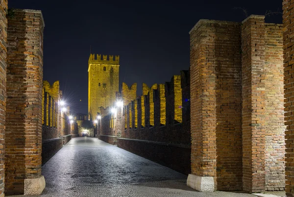 Vista nocturna del Puente de Castelvecchio en Verona — Foto de Stock