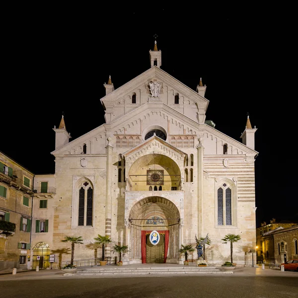 Fassade der Kathedrale von Verona — Stockfoto
