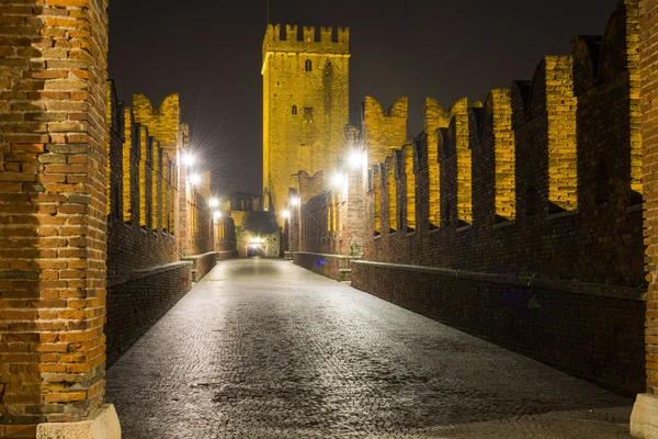 Vista nocturna del Puente de Castelvecchio en Verona — Foto de Stock