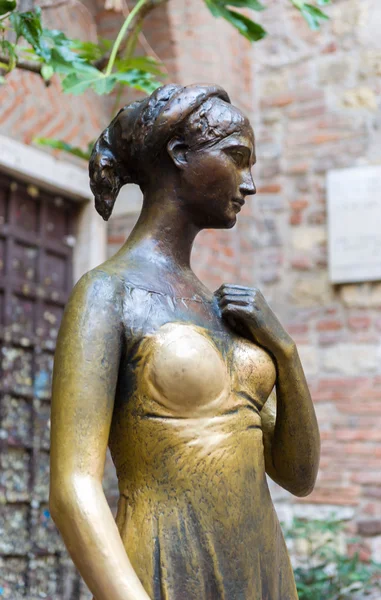 Estatua de Julieta en Verona — Foto de Stock