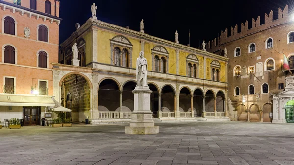 Вид на площадь Пьяцца Синьори в Вероне — стоковое фото