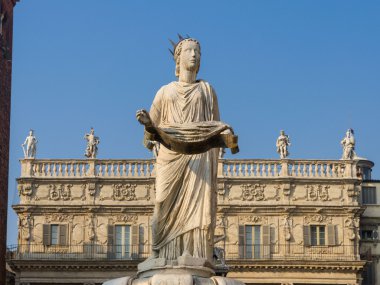 Piazza delle Erbe Verona'da Madonna