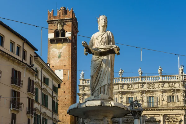 Madonna Verona w Piazza delle Erbe — Zdjęcie stockowe