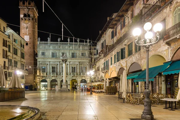 Nocny Piazza delle Erbe w Weronie — Zdjęcie stockowe