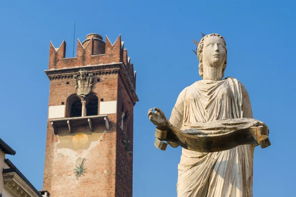 Madonna Verona na Piazza delle Erbe — Fotografia de Stock