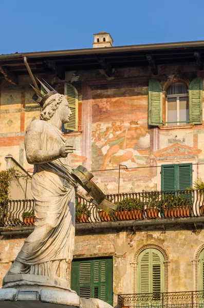 Madonna Βερόνα στην Piazza delle Erbe — Φωτογραφία Αρχείου